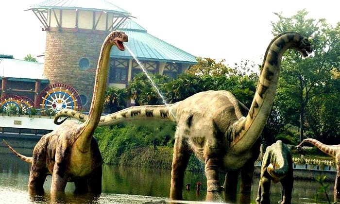 animatronic dinosaur in park.jpeg