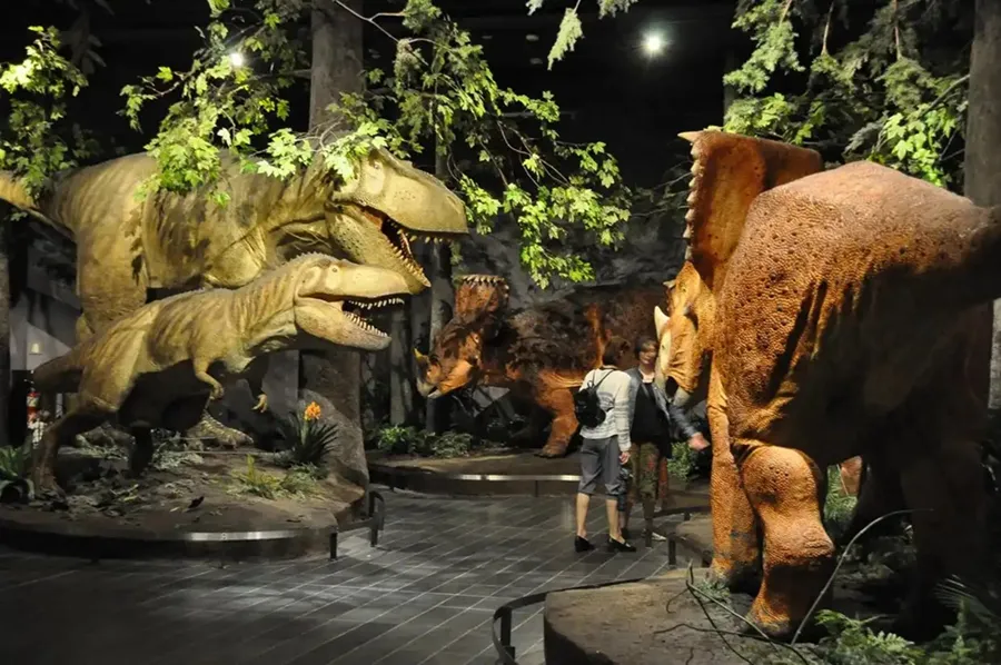 Immersive dinosaur‑themed scene setup