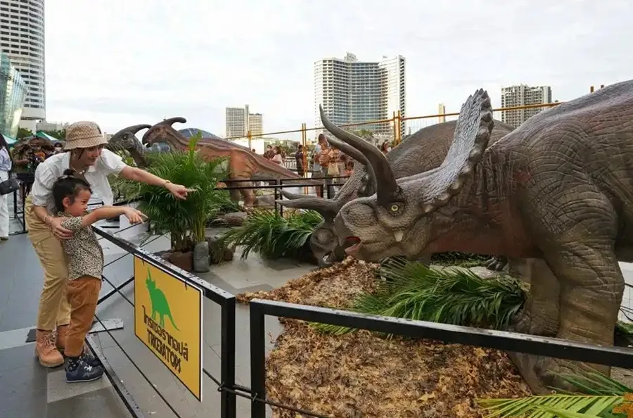 Commercial dinosaur exhibition real‑site photo
